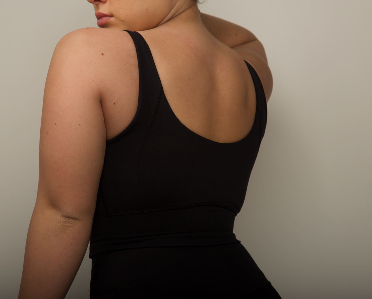 Experience ultimate versatility with our black sports bra, offering both support and comfort thanks to its push-up effect and removable pads.
