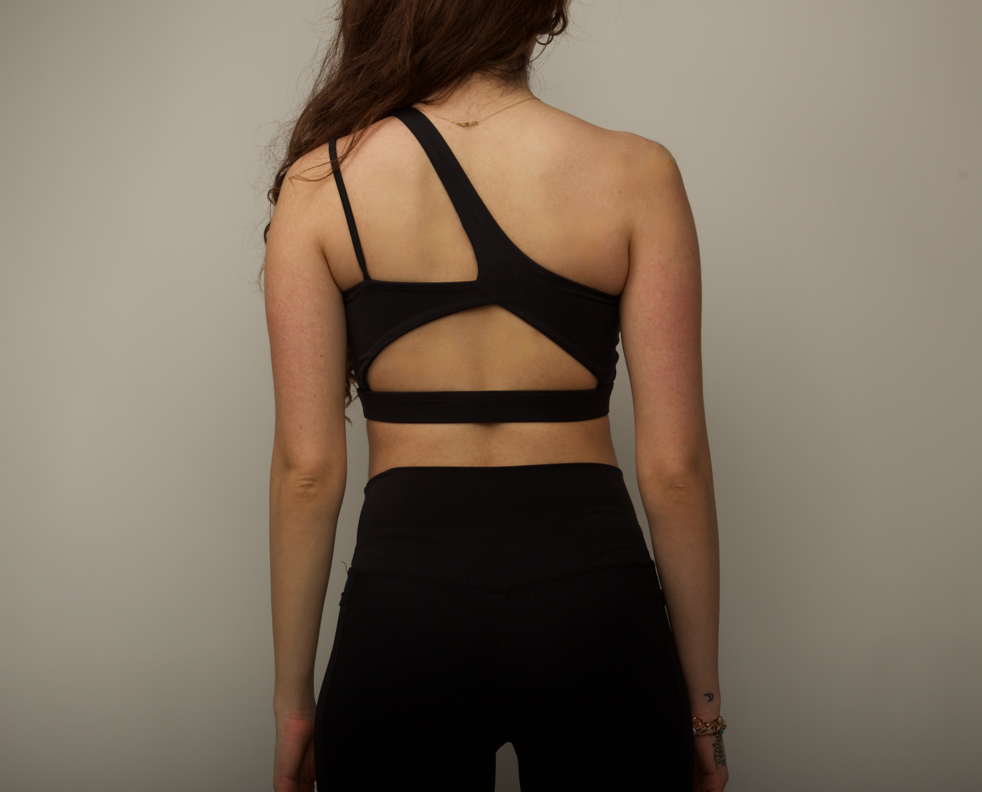 Cut-Out Back Black Sports Bra: Combining Fashion with Functionality